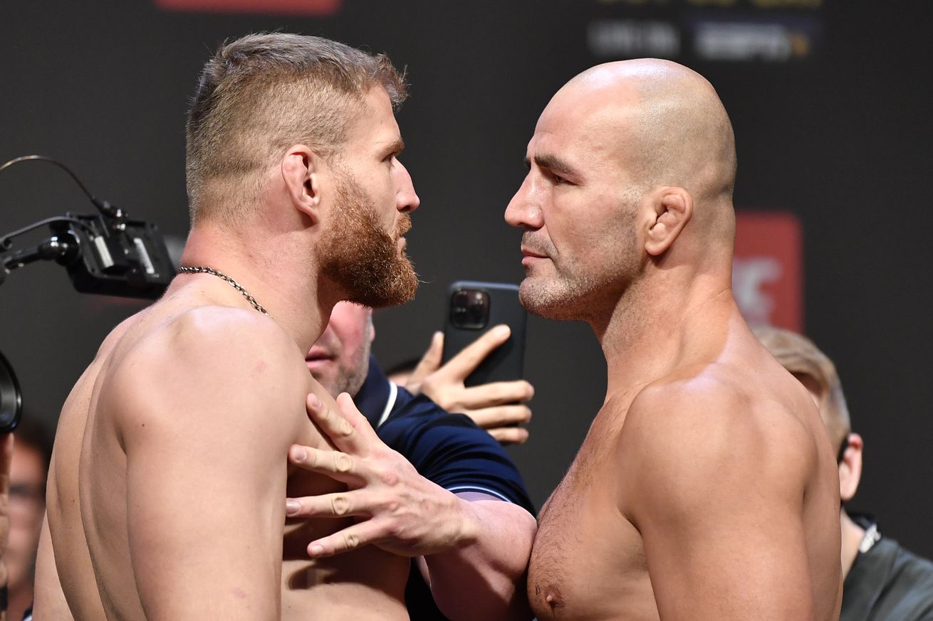 Jan Blachowicz and Glover Teixeira at UFC 267