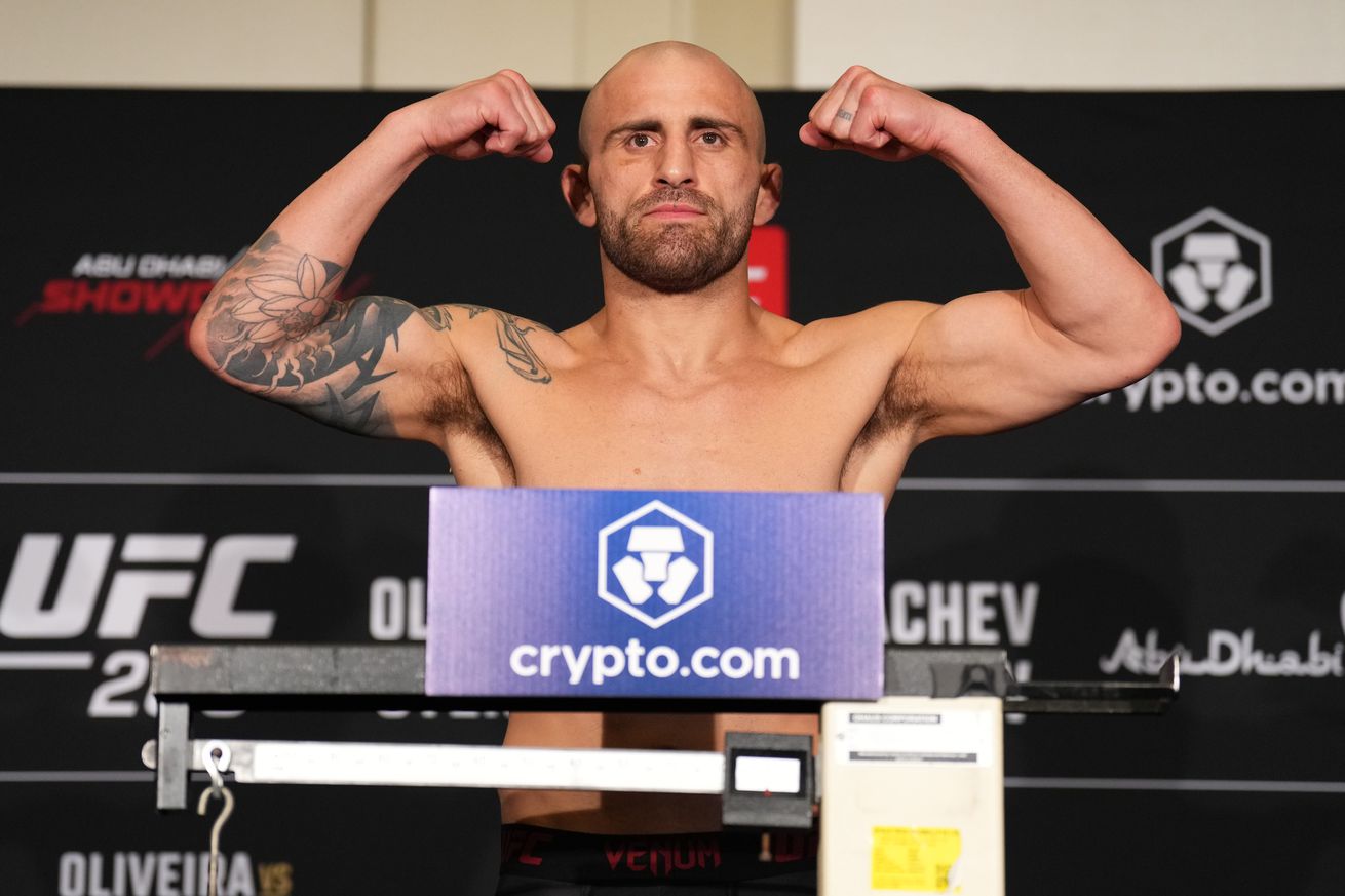 Alexander Volkanvoski at UFC 284 weigh-ins