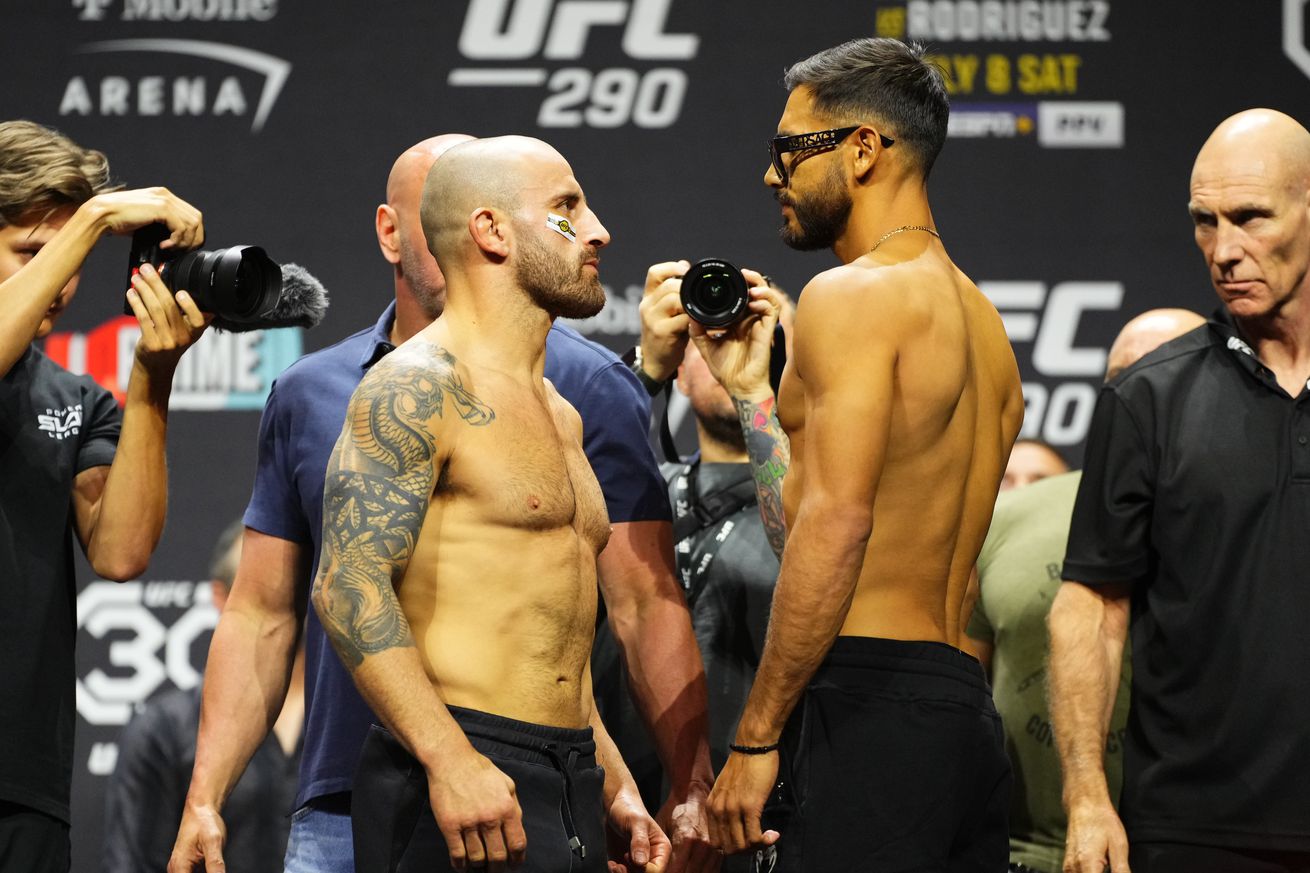Alexander Volkanovski and Yair Rodriguez at UFC 290