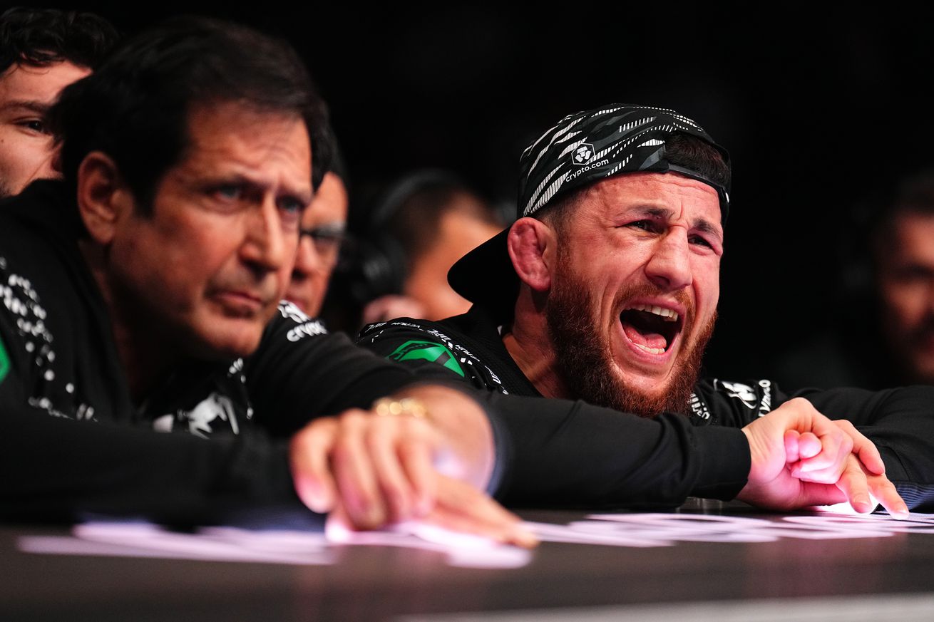 UFC 310: Evloev v Sterling